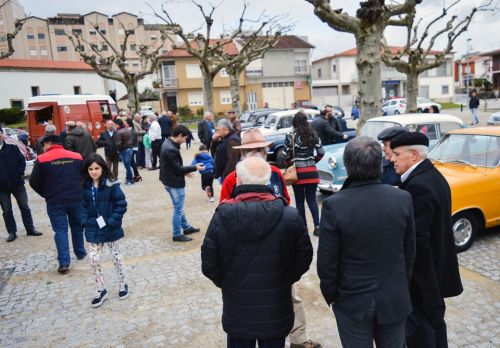 Autom&oacute;veis cl&aacute;ssicos desfilaram charme na Vila de Prado