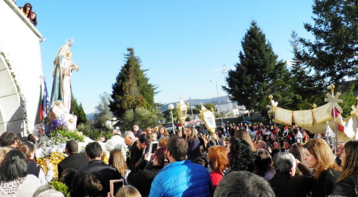 Banho de multidão na procissão em honra de Nossa Senhora da Purificação