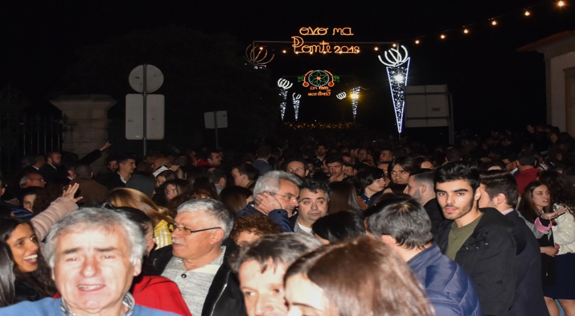 Vila de Prado: Largos milhares de pessoas comeram o Ovo na Ponte para mais um ano sem dores de cabeça!
