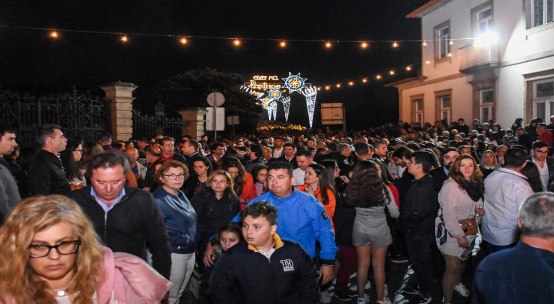 Vila de Prado. Milhares de pessoas afastaram as dores de cabeça e cumpriram a tradição Pascal do Ovo na Ponte!