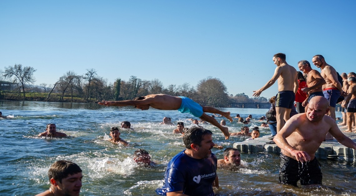 Vila de Prado: 150 bravos deram um Mergulho no Cávado no primeiro domingo do ano